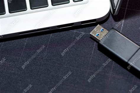 Afbeeldingsresultaten voor USB Flash Drive Plugged into Computer