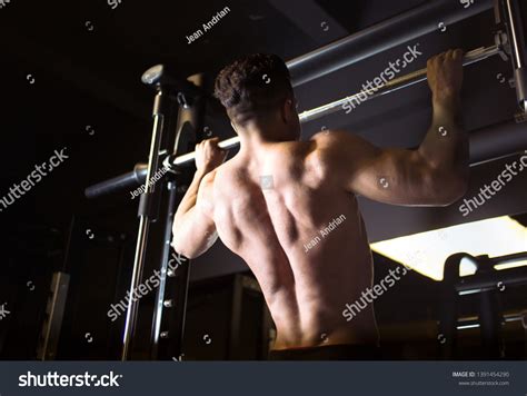 Bodybuilder Standing Relaxed Back View に対する画像結果