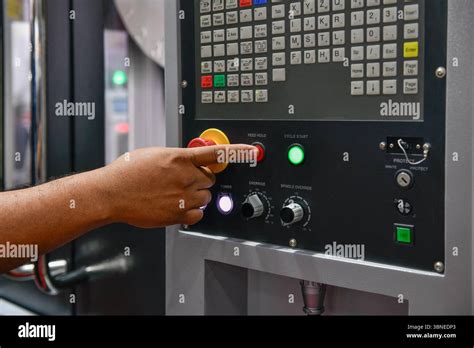 Toradh íomhá ar Operator of Open Control Panel