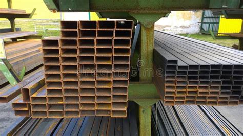 Toradh íomhá ar Rusty Metal Rectangle