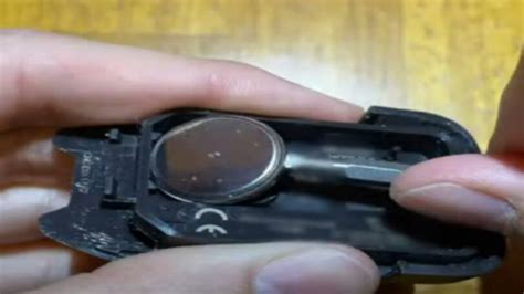 Chevy Key FOB How to Change Battery に対する画像結果