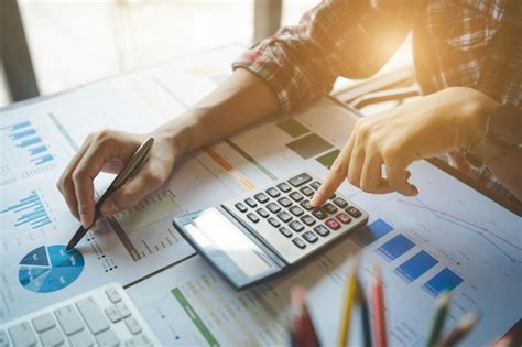 Computer Doing a Calculation માટે ઇમેજ પરિણામ