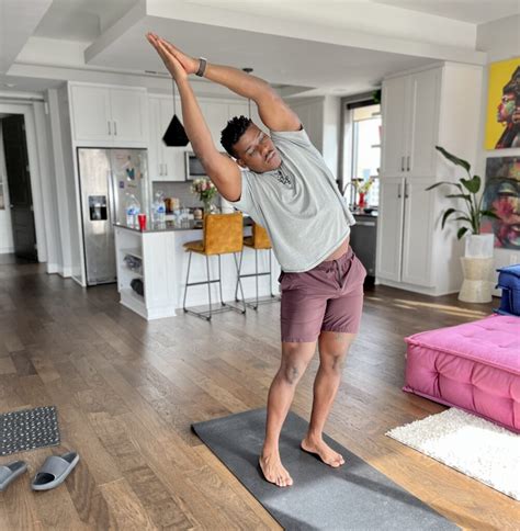 Toradh íomhá ar QL Stretches Hand Out