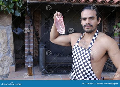 Toradh íomhá ar Person Holding Steak