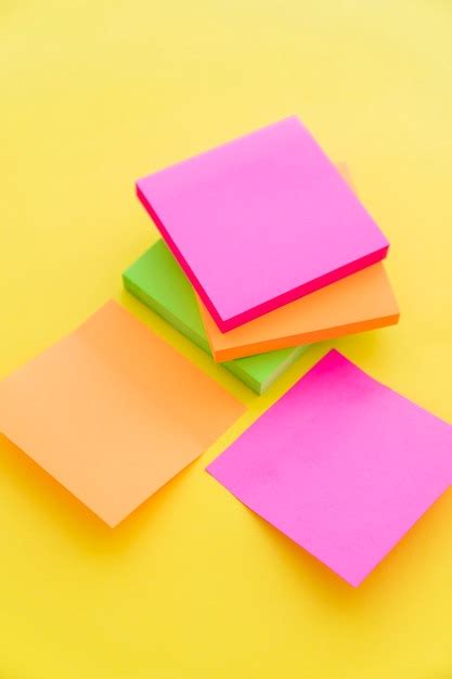 Toradh íomhá ar Different Color Sticky Notes