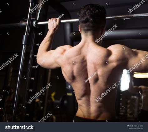 Bodybuilder Standing Relaxed Back View に対する画像結果