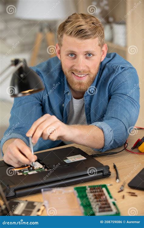 Guy Fixing Computer に対する画像結果