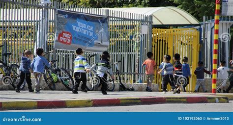 Toradh íomhá ar Signs Telling Drivers to Check In
