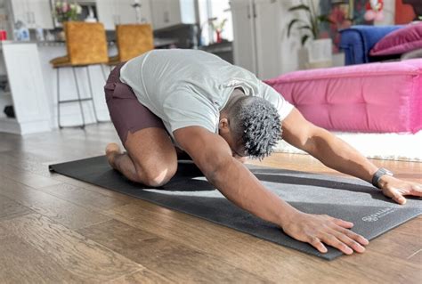 Toradh íomhá ar QL Stretches Hand Out