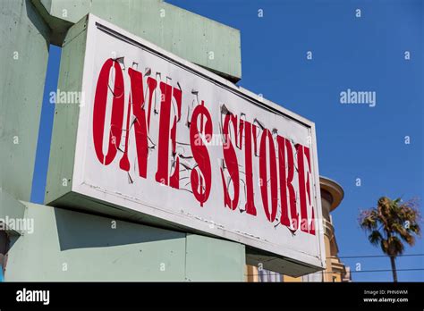 Toradh íomhá ar Dollar Store Sign