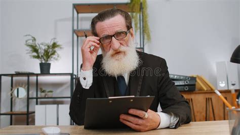 Toradh íomhá ar Computer Man Talking to Boss