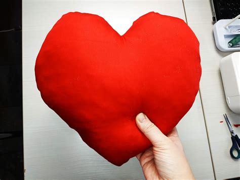 Toradh íomhá ar Free Heart Pillow Sewing Pattern