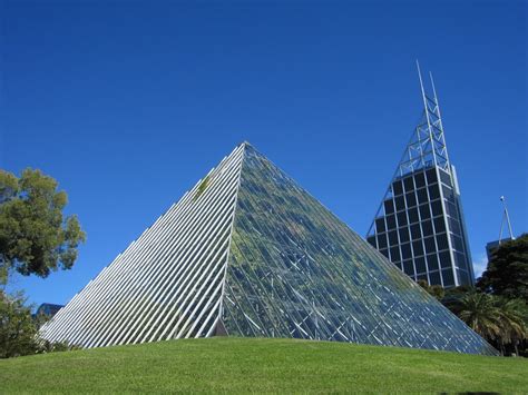 Triangular Based Pyramid Building に対する画像結果