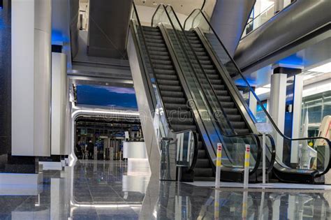 Toradh íomhá ar Glass Escalator