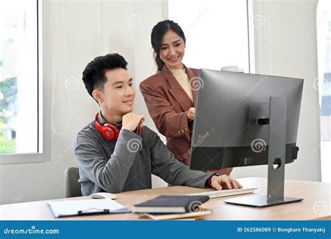 Toradh íomhá ar Computer Man Talking to Boss