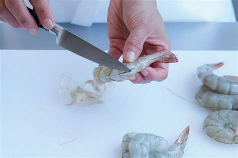 How to Clean Raw Prawns に対する画像結果