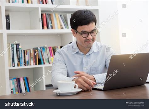 Asian Man Using Computer に対する画像結果