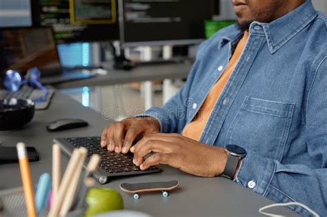 Toradh íomhá ar Developer Writing Source Code