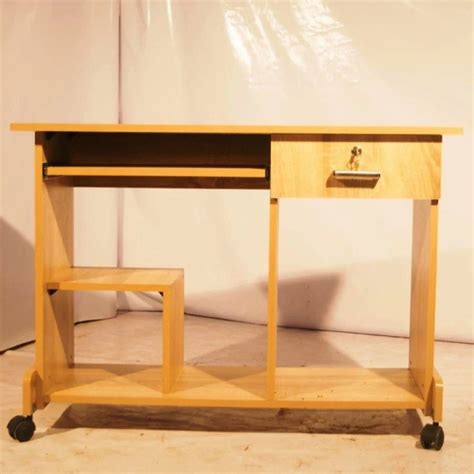 Toradh íomhá ar Computer Table with Storage Design