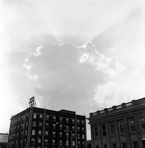 Toradh íomhá ar Digital Multimeter Measuring Voltage