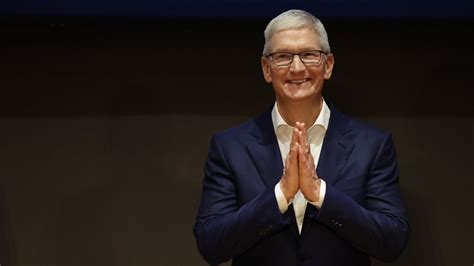 Afbeeldingsresultaten voor Tim Cook Photo