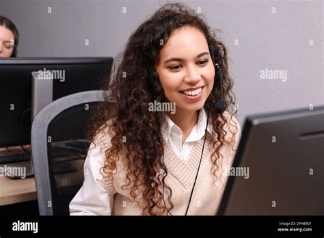 Afbeeldingsresultaten voor Computer Operator Beautiful Model Free Photos