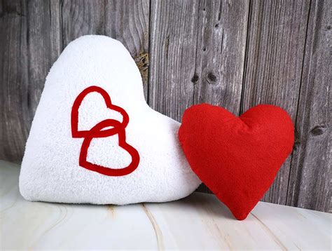 Toradh íomhá ar Free Heart Pillow Sewing Pattern
