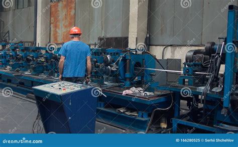 Worker Operating a Machine എന്നതിനുള്ള ഇമേജ് ഫലം