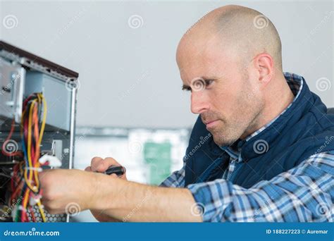 Guy Fixing Computer に対する画像結果