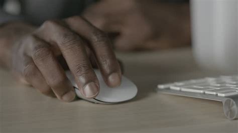 Hand On Computer Mouse above View ਲਈ ਪ੍ਰਤੀਬਿੰਬ ਨਤੀਜਾ