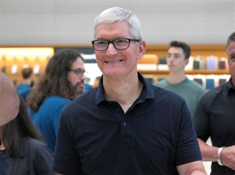 Toradh íomhá ar Tim Cook Daughter