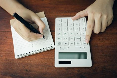 Computer Doing a Calculation માટે ઇમેજ પરિણામ