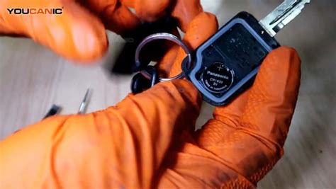 Chevy Key FOB How to Change Battery に対する画像結果