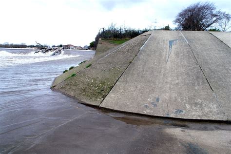 Afbeeldingsresultaten voor Embankment Flood Defence