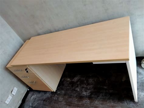 Toradh íomhá ar Office Table Front Cover