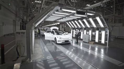 Toradh íomhá ar Inside Tesla Assembly Line