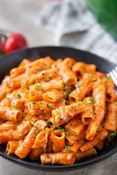 One Pot Chicken Parmesan Pasta - The Chunky Chef