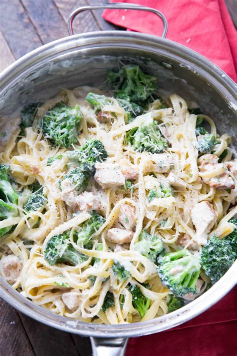 Toradh íomhá ar Applebee's Fettuccine Alfredo with Broccoli