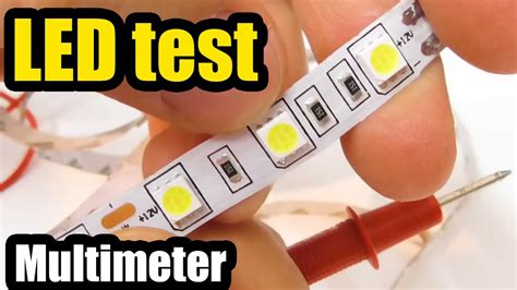 Toradh íomhá ar Test LED Bulb with Multimeter