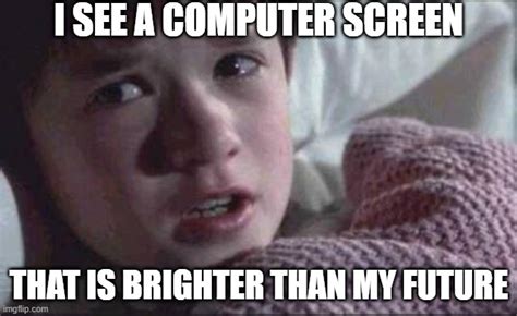 Toradh íomhá ar Mignight Dead at Computer Screen Meme
