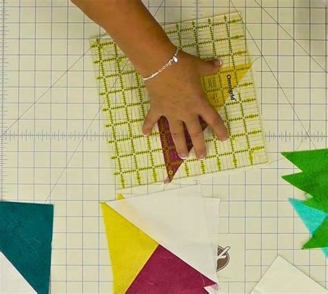 Toradh íomhá ar Triangle Quilt Block Tutorial Missouri Star Quilt Block Tutorial