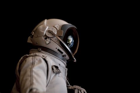 Afbeeldingsresultaten voor Astronaut Helmet Reflection