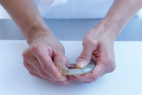 How to Clean Raw Prawns に対する画像結果