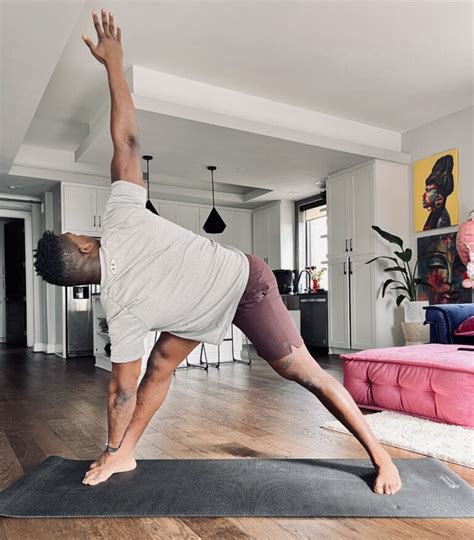 Toradh íomhá ar QL Stretches Hand Out