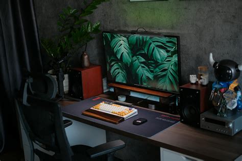 Balnk Computer Monitor at Desk に対する画像結果