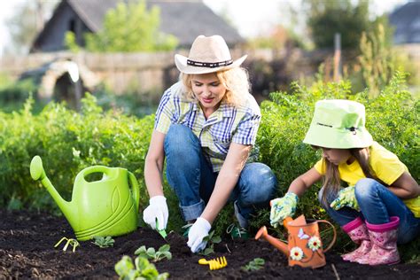 Children Growing Vegetables に対する画像結果
