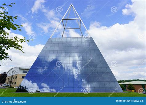 Triangular Based Pyramid Building に対する画像結果