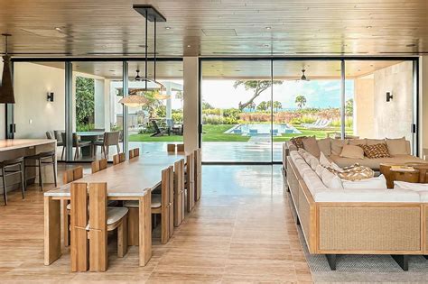 Toradh íomhá ar Computer From Back View Systems