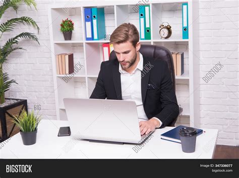 Toradh íomhá ar Man Working Computer
