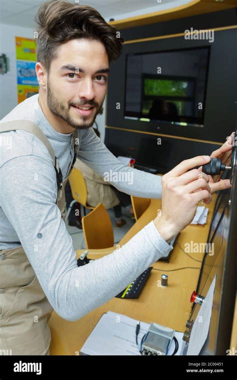 Fat Guy Fixing Computer に対する画像結果